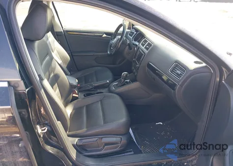 2017 Volkswagen Jetta 1.8T Sel/1.8T Sel Premium z USA, uszkodzony, nr VIN 3VWL17AJ4HM367967